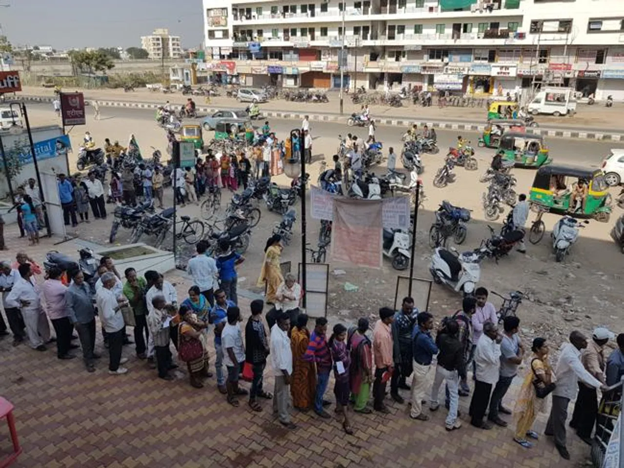 Long queues outside the banks in Vadodara