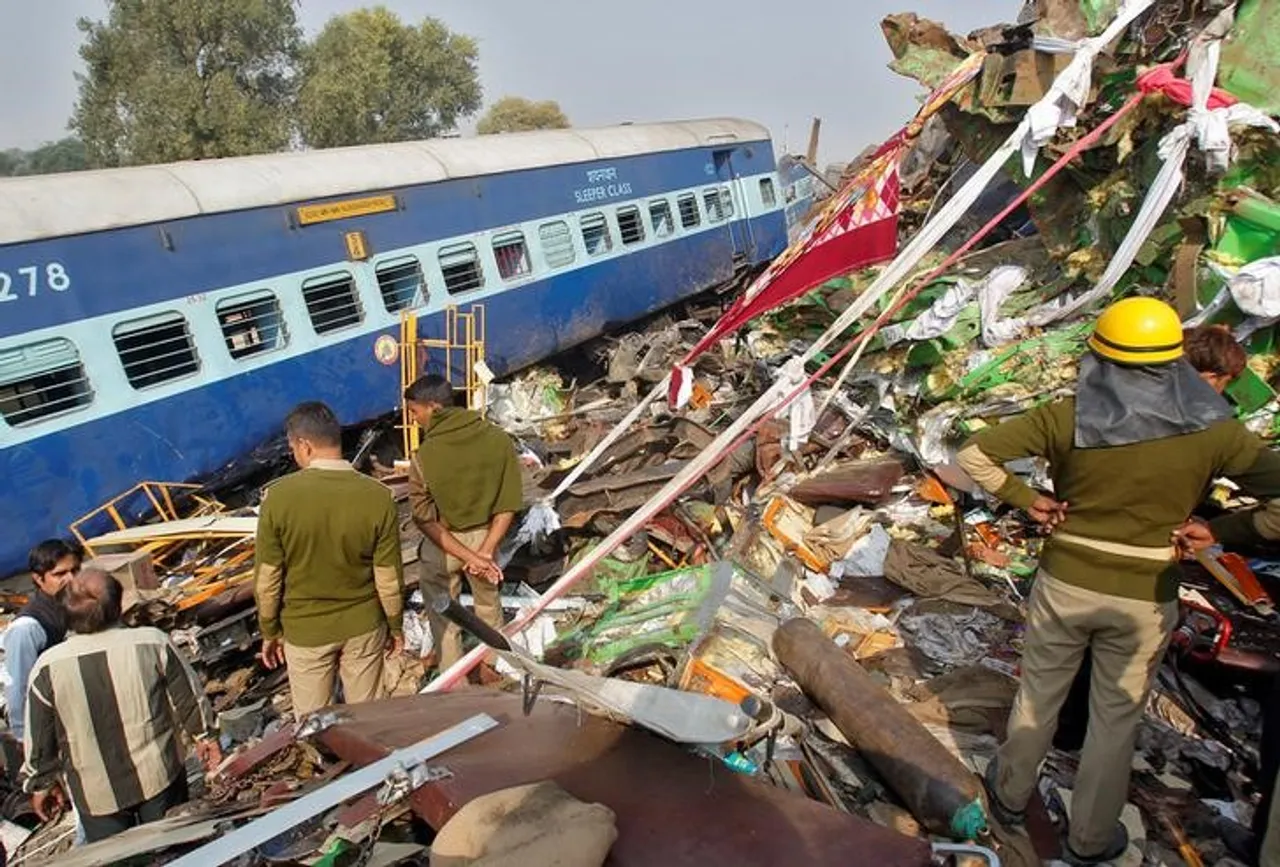 Toll rises to 142 in Kanpur train derailment