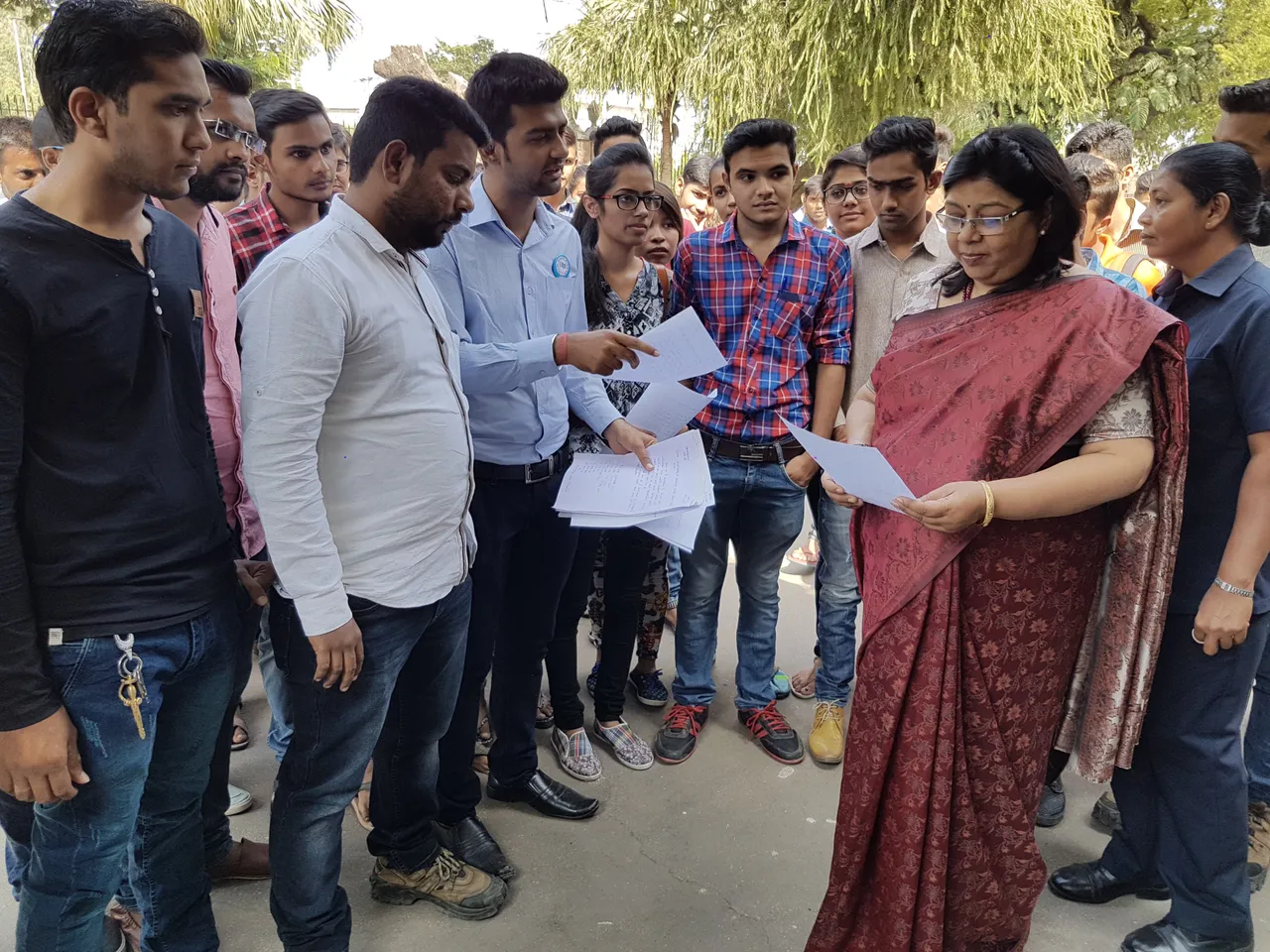 NSUI Vadodara gave memorandum to the MSU registrar to delay the exam