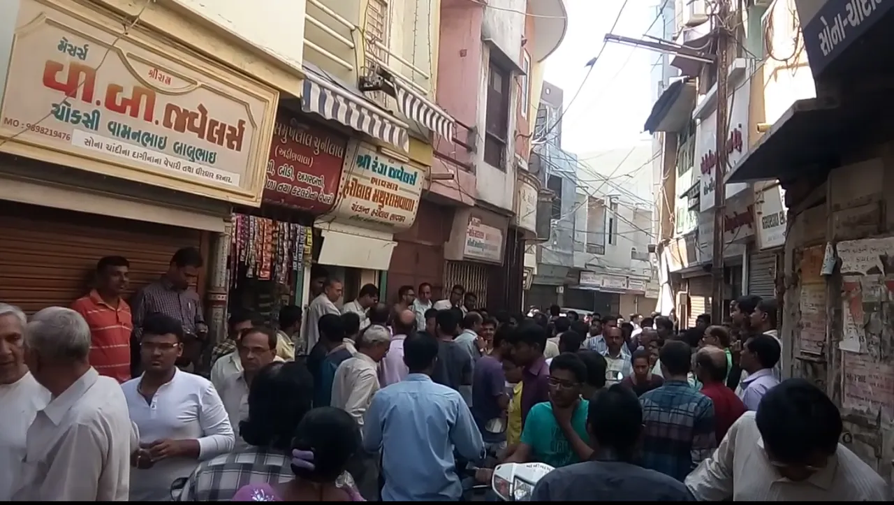 Padra Choksi bazaar closed after Excise department team reached there