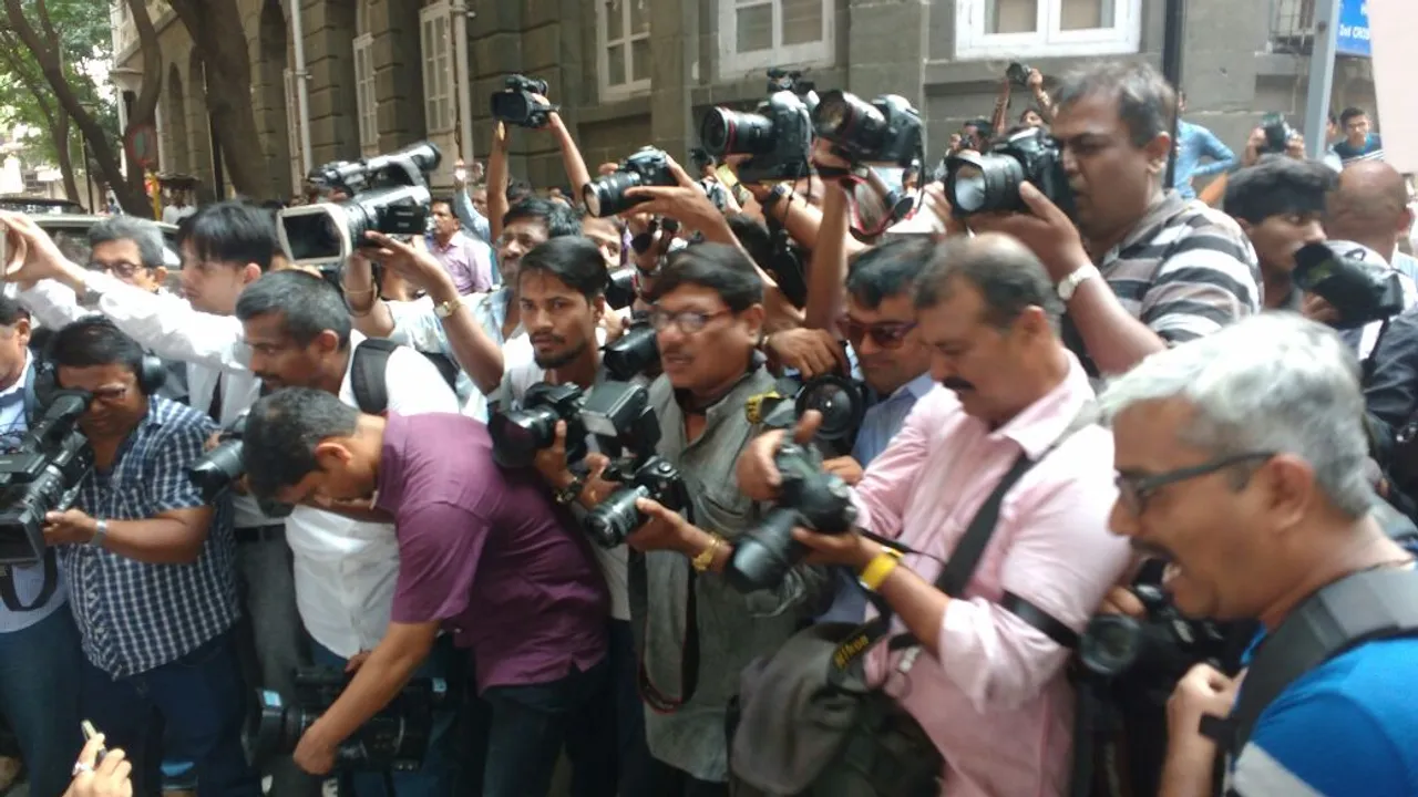 Mumbai Journalists take out silent rally against assault