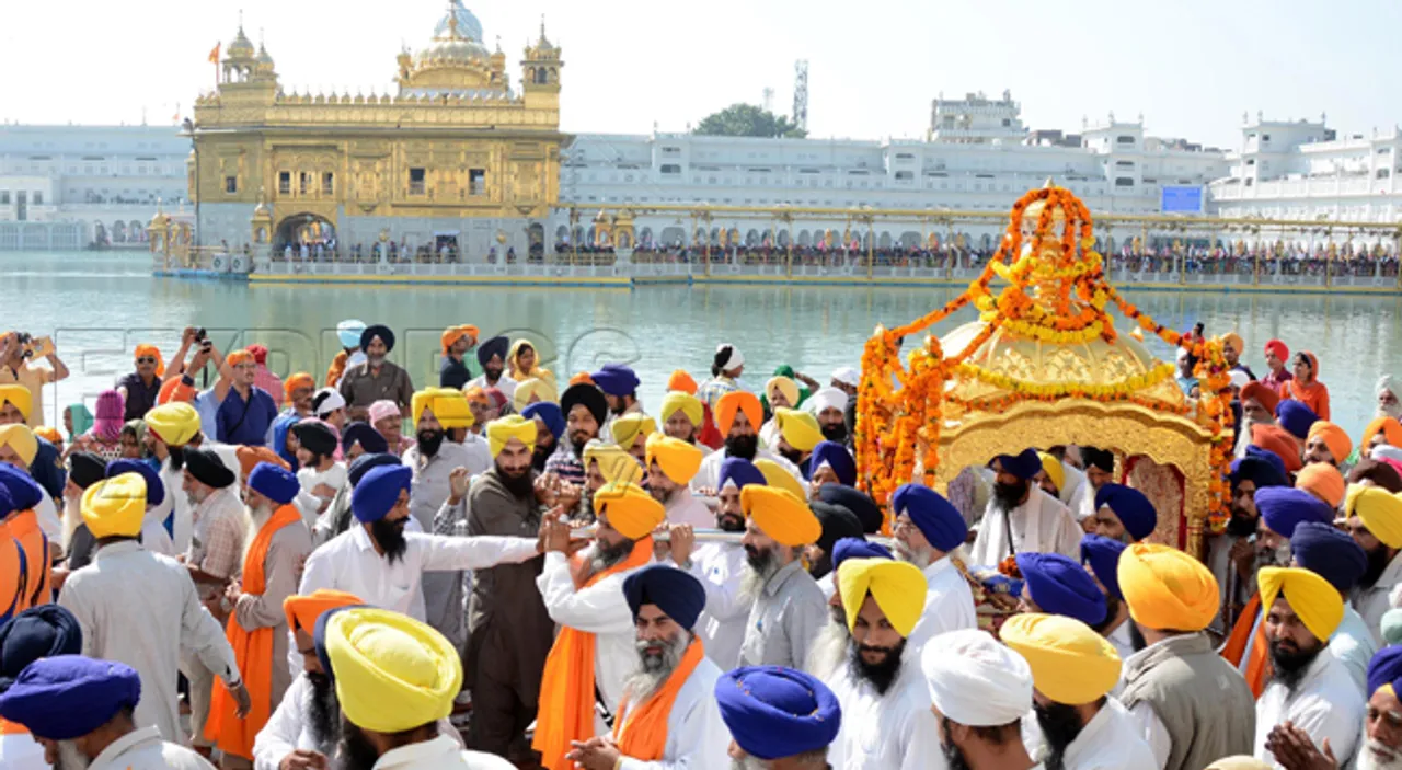 Thousands throng gurdwaras to mark Gurpurab