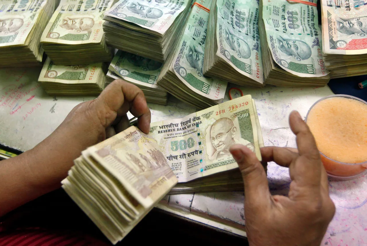 Man with Rs 5.5 lakh in cash falls to death in Kerala bank