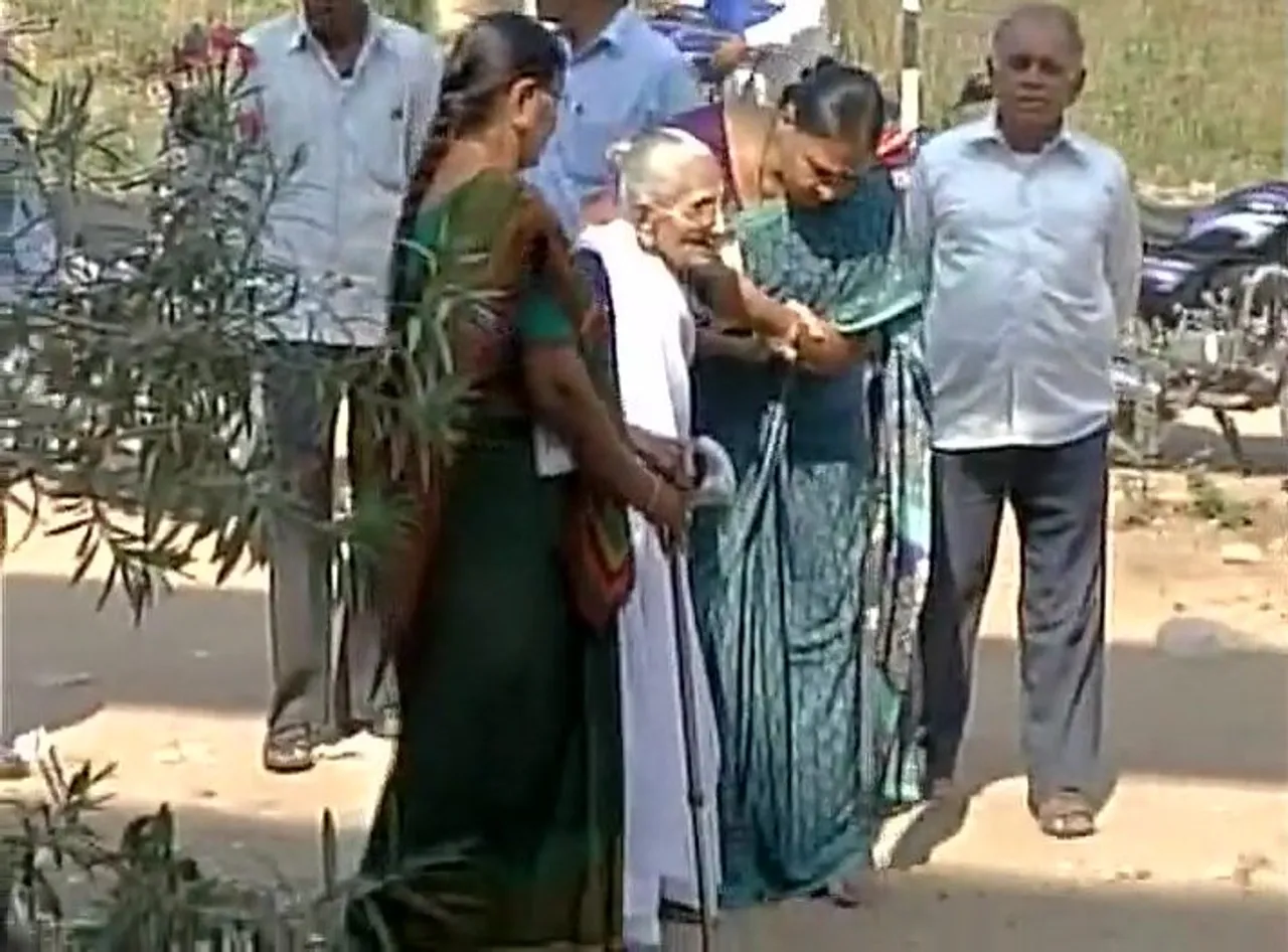 PM's mother Hiraba exchanges old notes