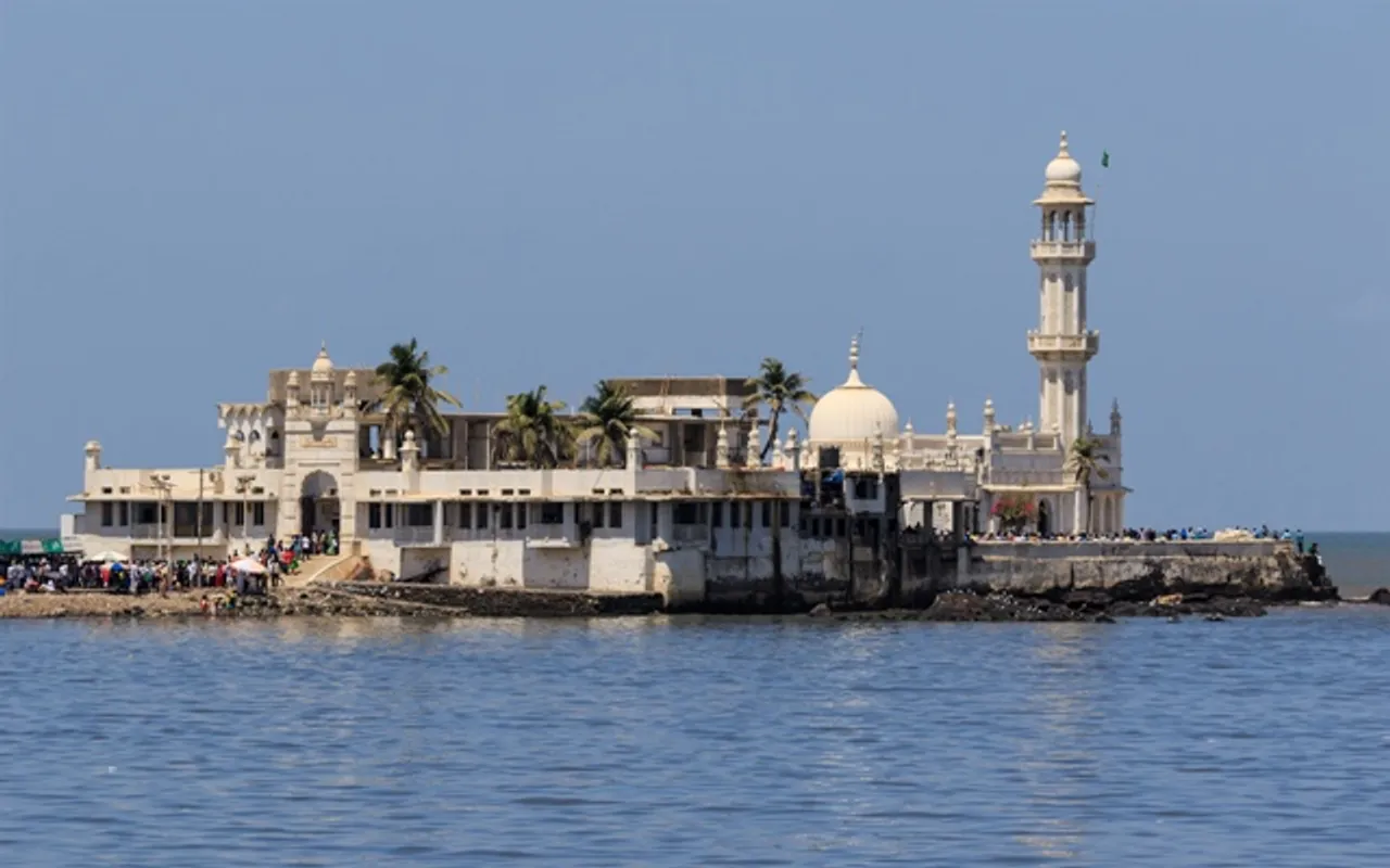 Women to re-enter Haji Ali dargah after 5 years