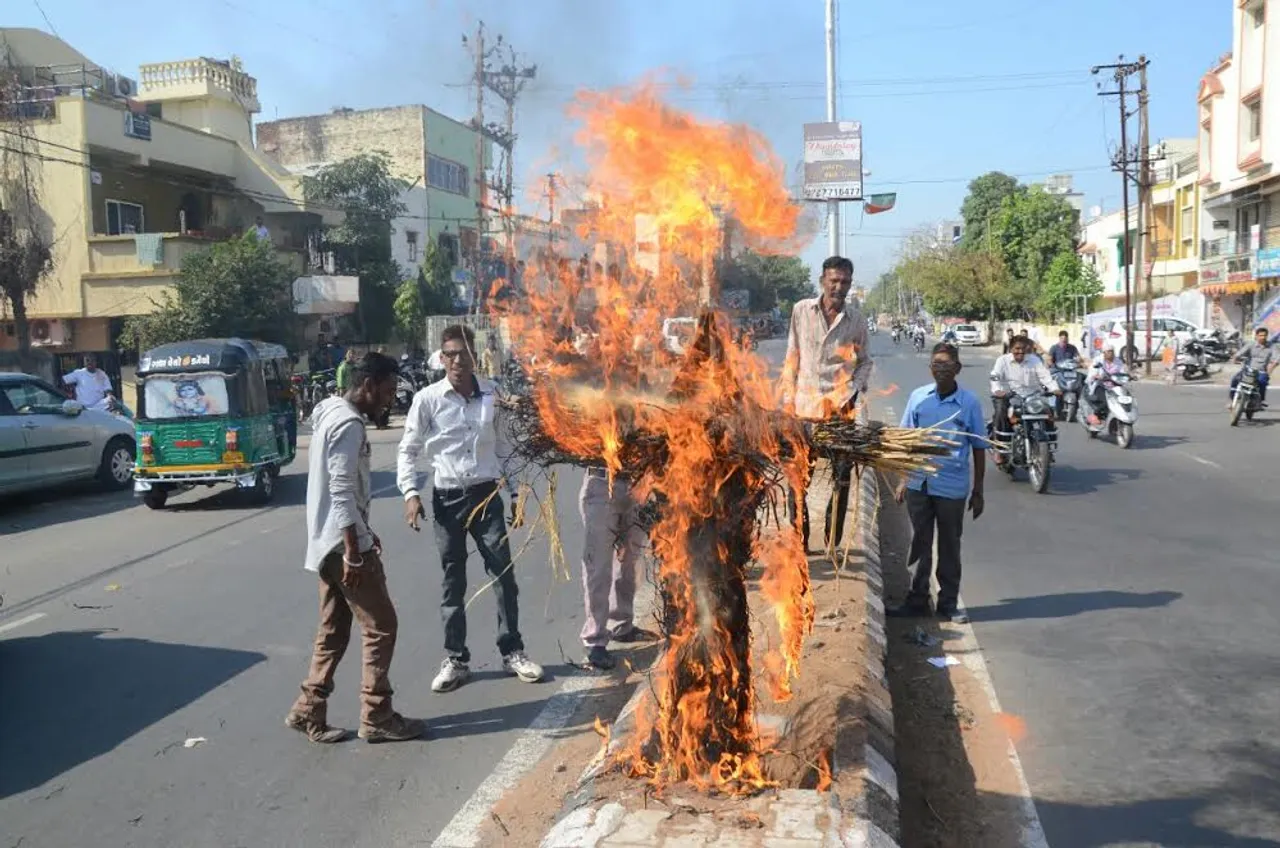 Protest against currency ban