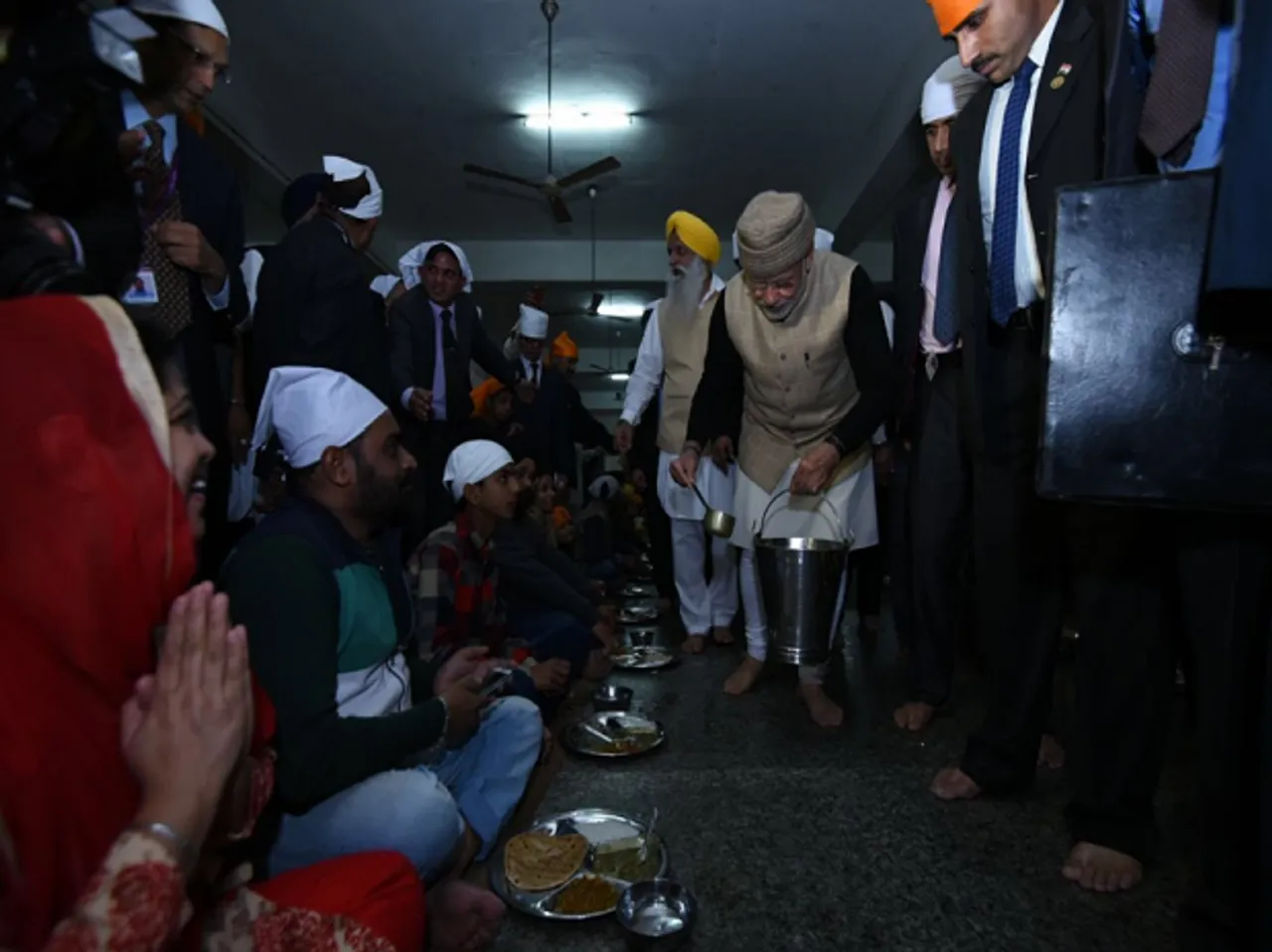 Modi becomes first PM to serve ‘langar’ at Golden Temple