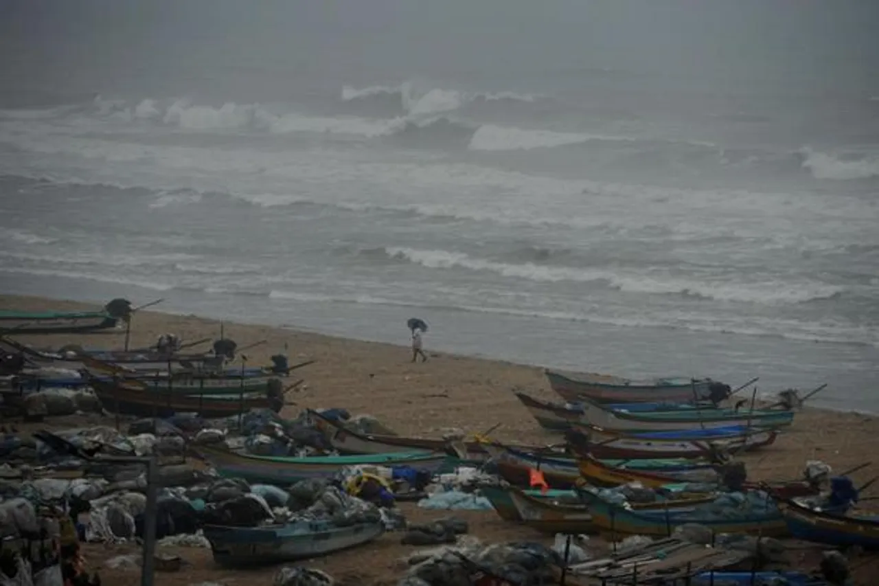 Severe cyclonic storm ‘Vardah’ to cross Andhra coast on Monday