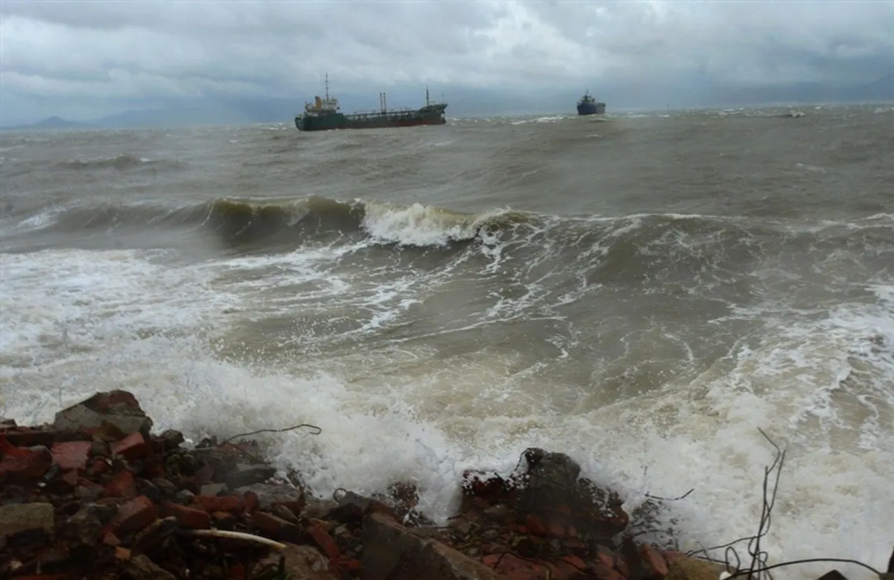 China issues yellow alert for ocean waves