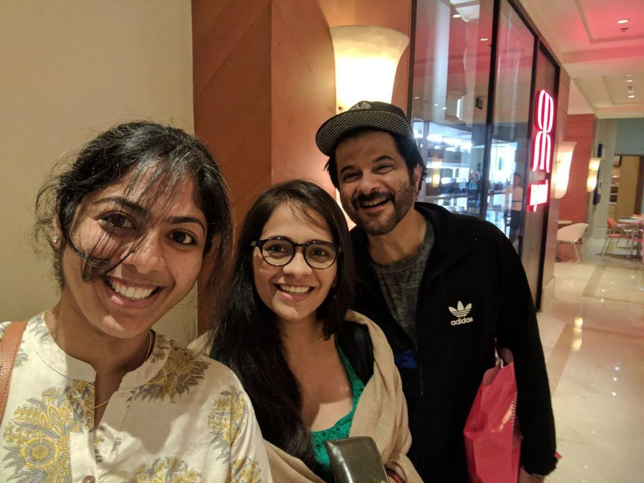 Anil Kapoor takes selfies with fans in ATM line