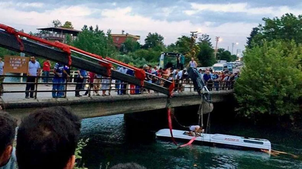 17 killed in China bus accident