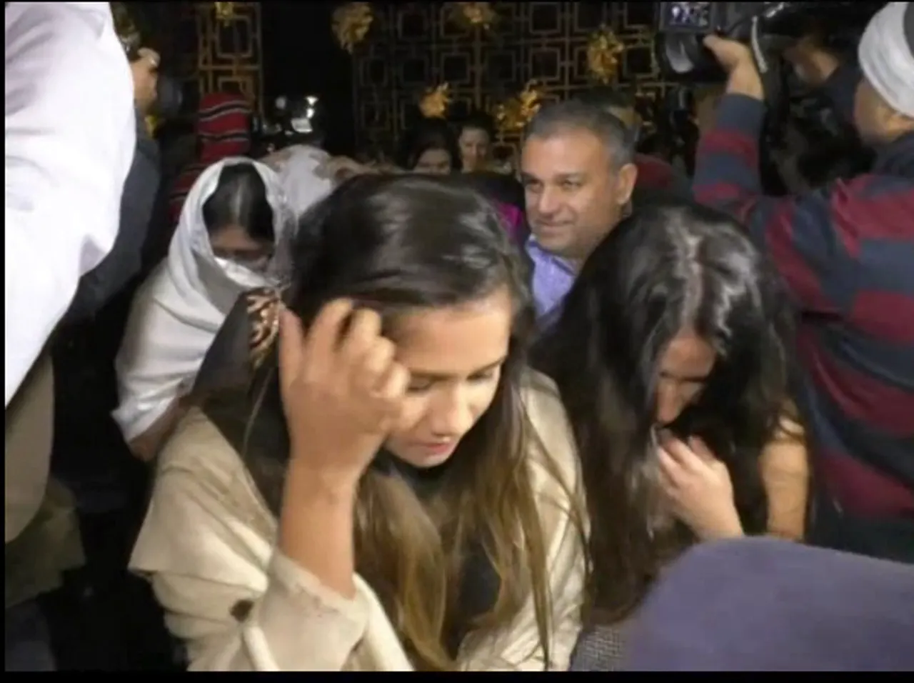 High profile party bursted in Vadodara, watch live footage