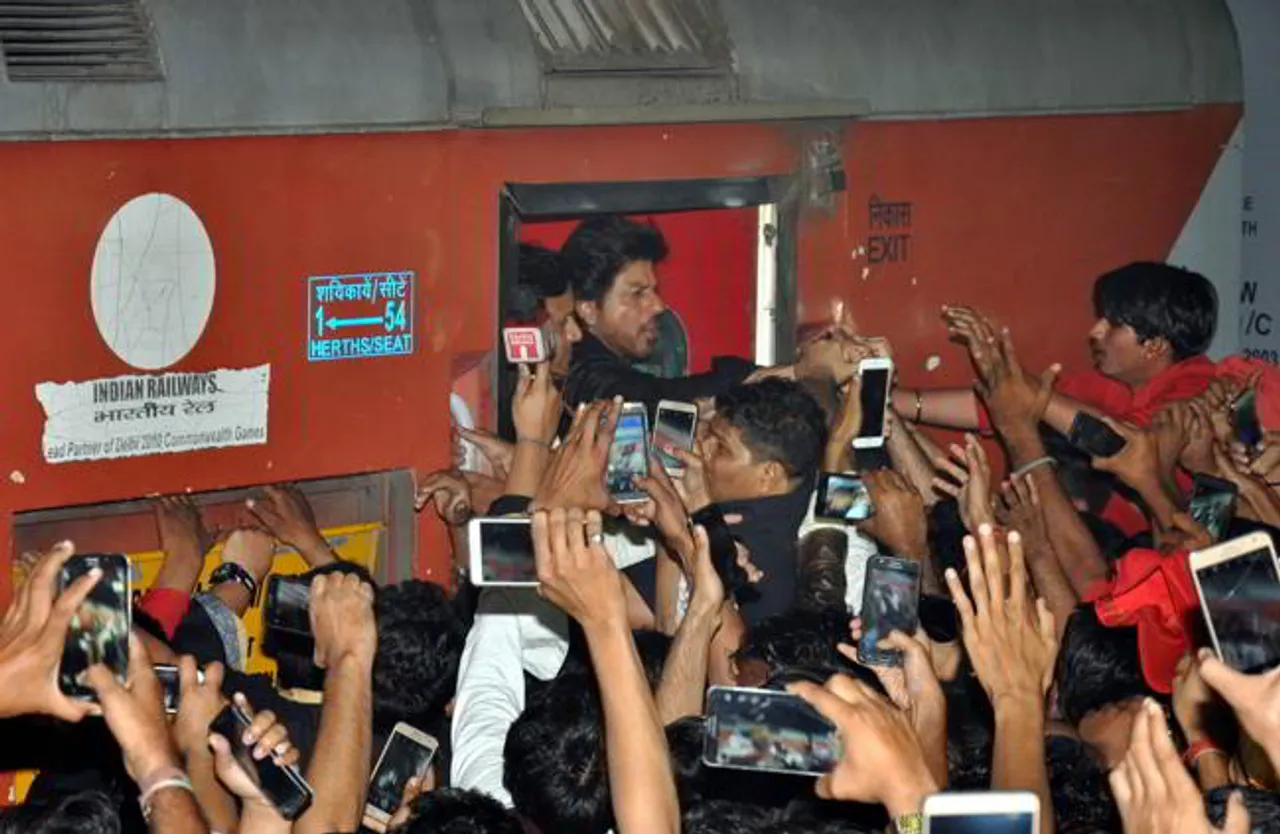 SRK reaches Delhi by train, calls fan's death 'unfortunate'