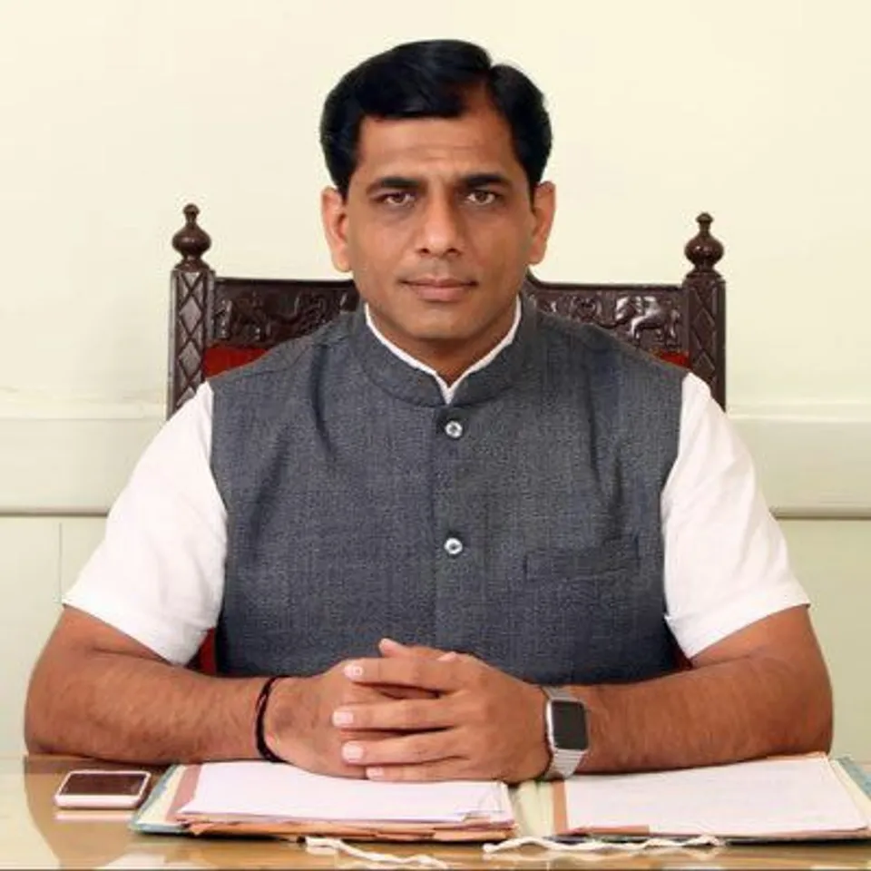 Vadodara Mayor Bharat Dangar started social media debate on movie 'Raees'