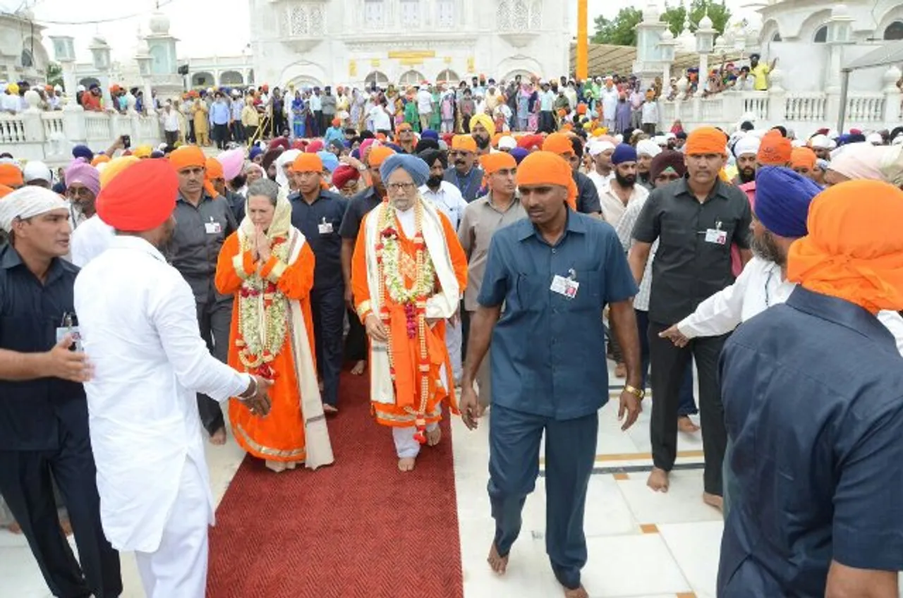 Sonia Gandhi pays obeisance to Guru Gobind Singh