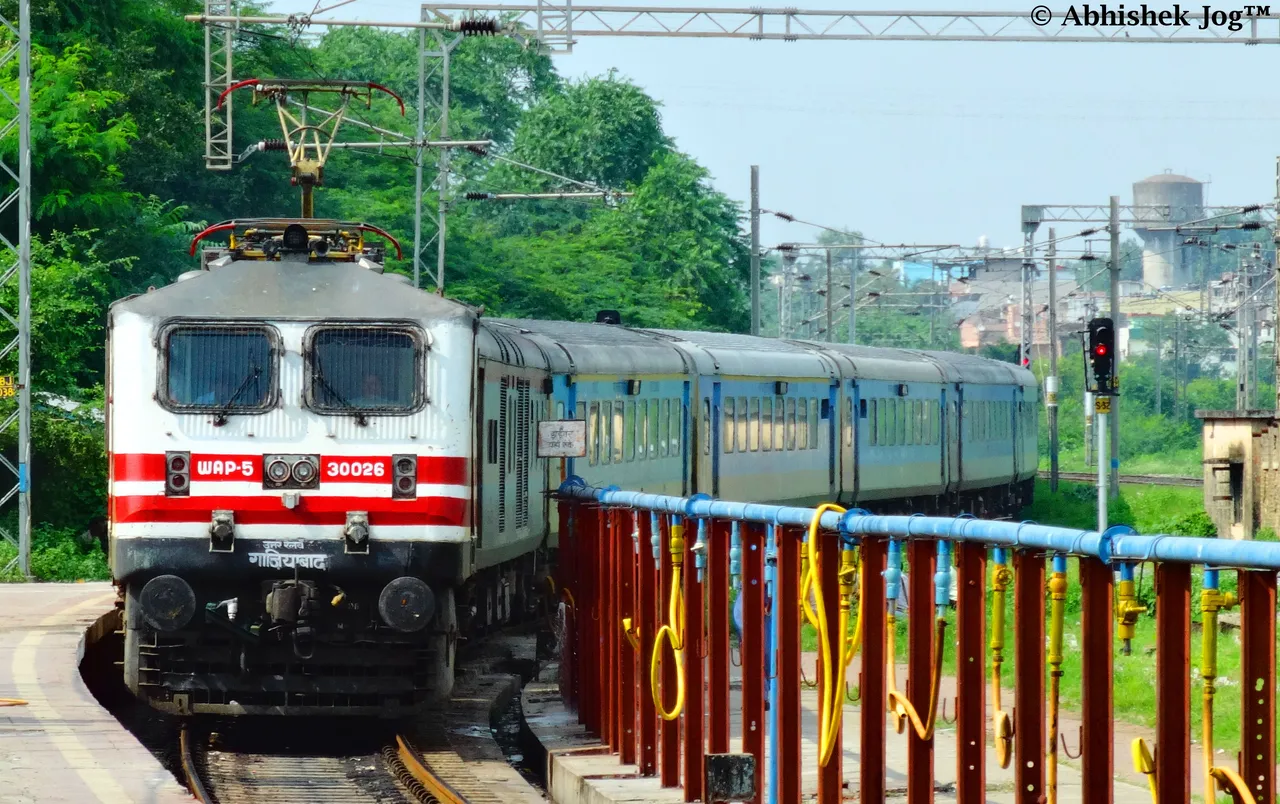 12 detained for attacking Shatabdi express in MP