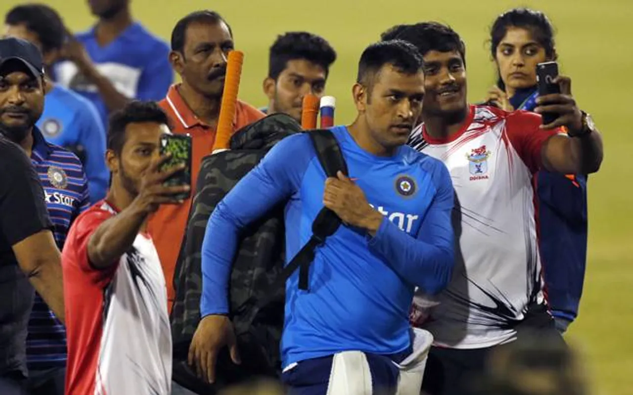 Dhoni centre of attraction in optional practice session