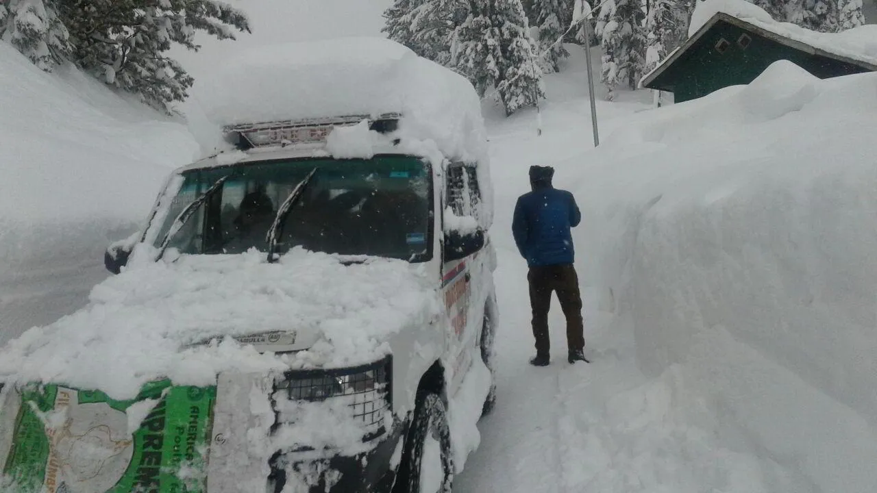 Record snowfall cuts off Kashmir Valley
