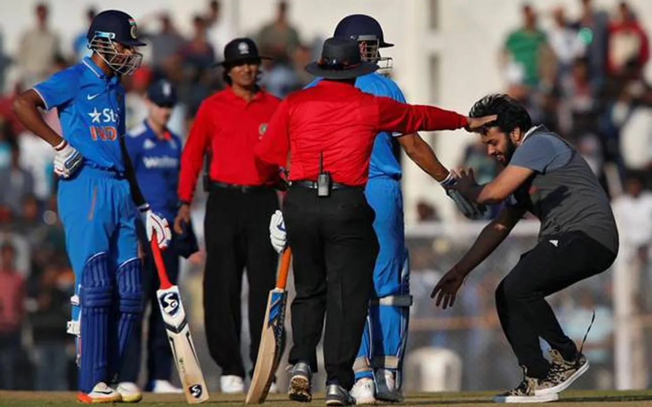 Fan touches Dhoni’s feet during warm-up match vs England