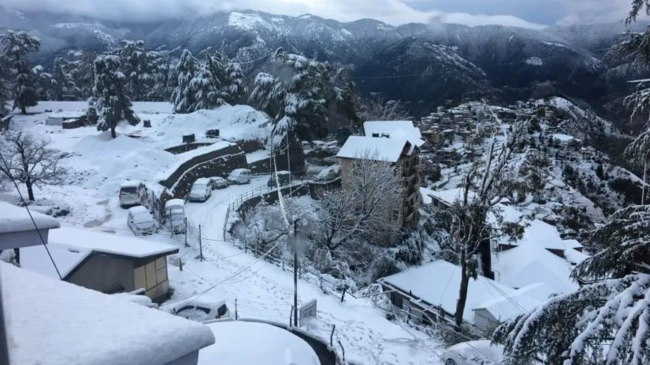 Shimla, Manali, Dalhousie still cut off, tourists stranded