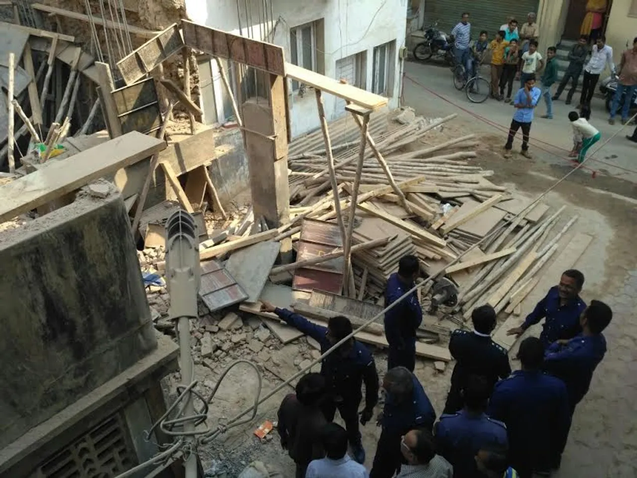 Three labourers hurt after a wall fell on them