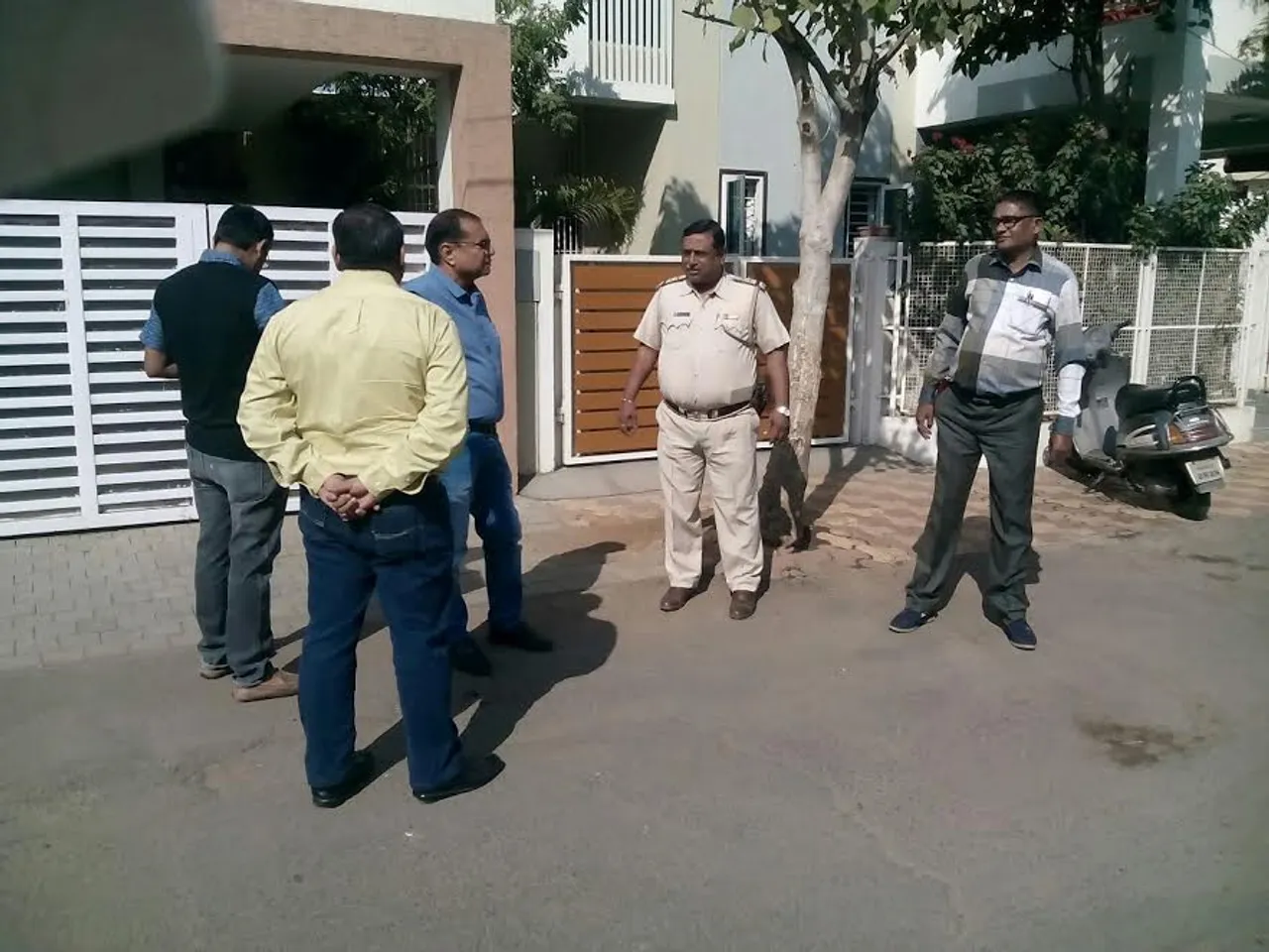 Conmen robbed two elderly pretending to be policemen in Vadodara