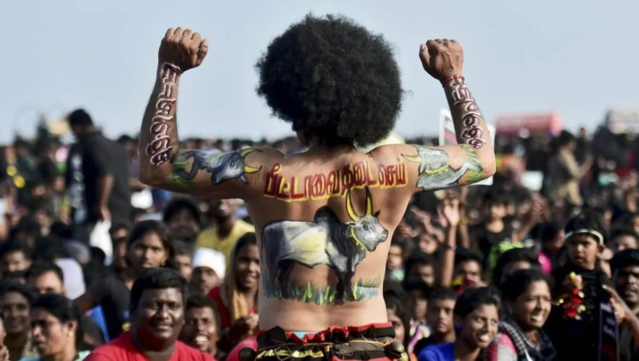Police starts evicting protesters from Marina Beach