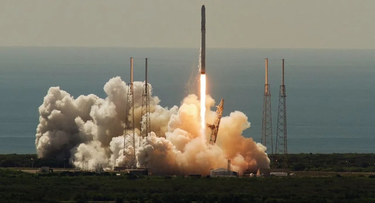 SpaceX to send 2 tourists around moon in 2018