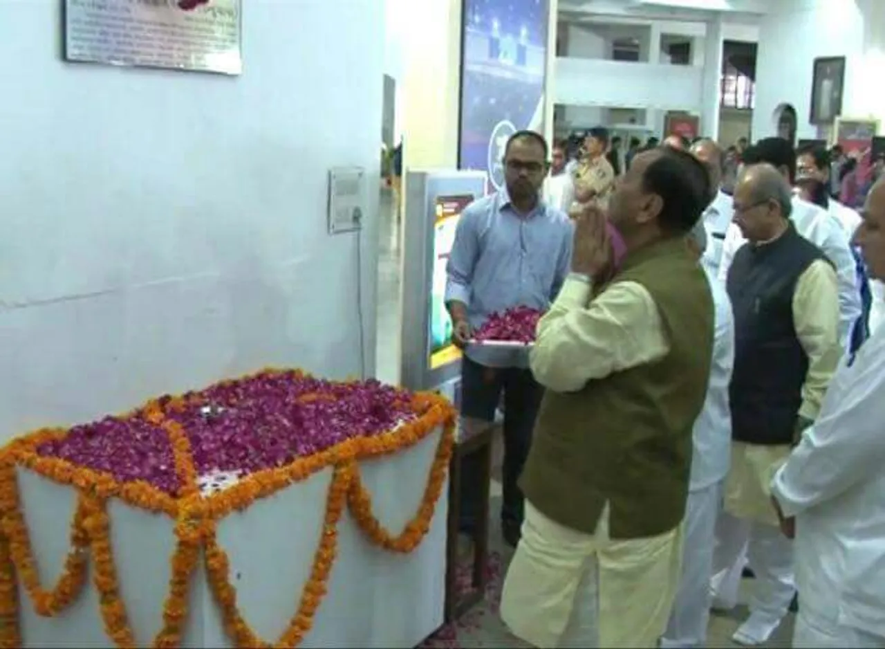 Chief Minister accompanied by Council of Ministers pay floral tributes to Mahagujarat Andolan leader Indulal Yagnik