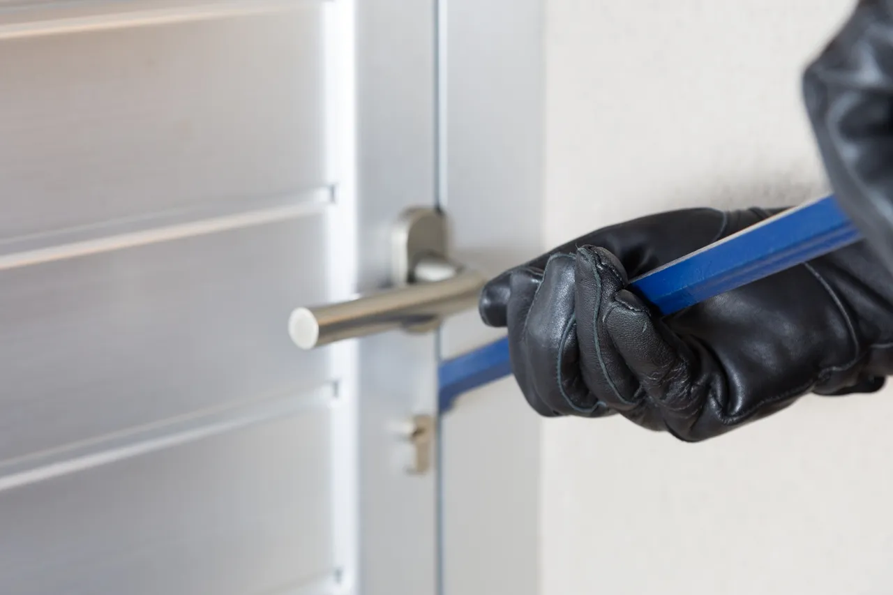 Theft at NRI house in Vadodara