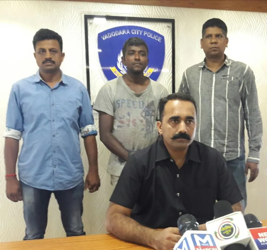 SOG team arrested carrier with IMFL 1.88lakhs