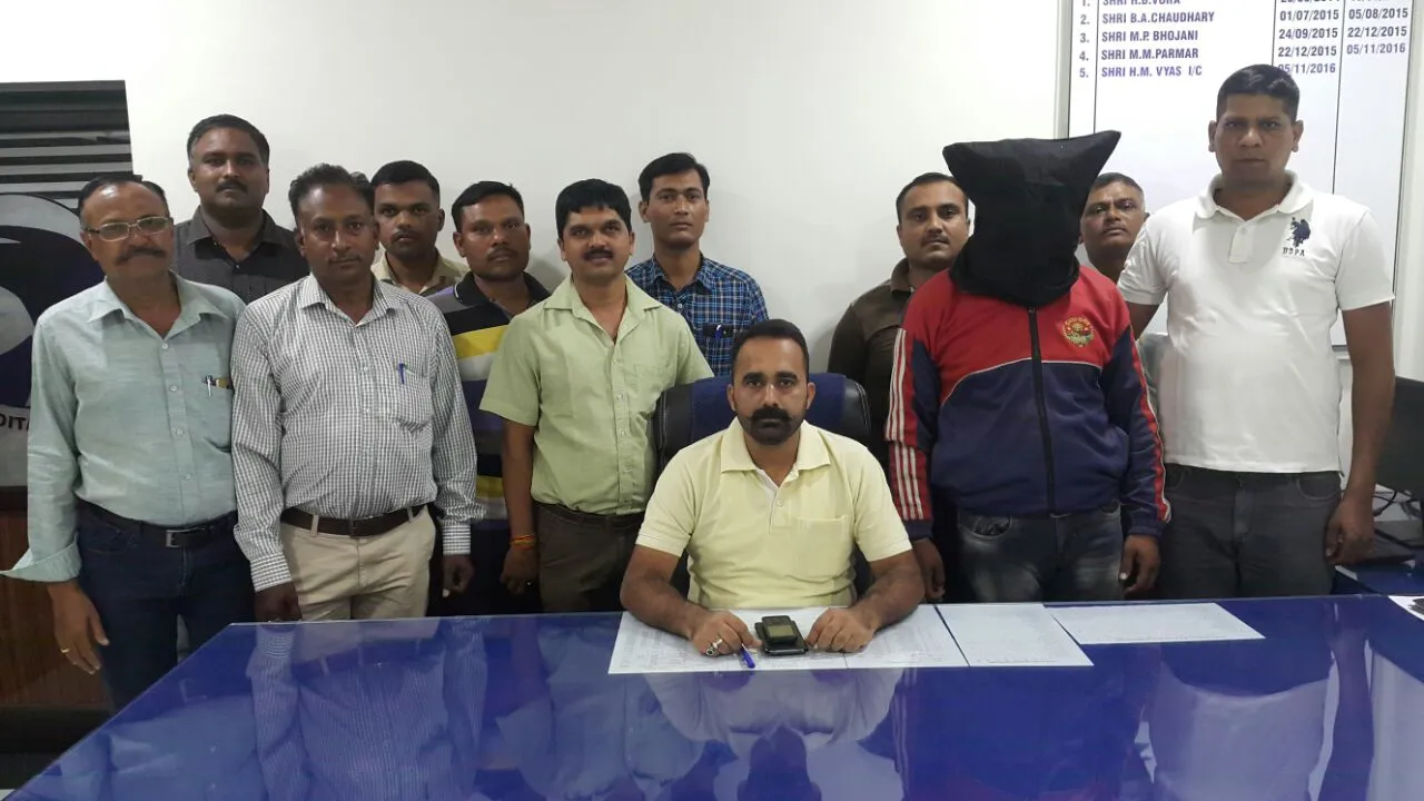Vadodara SOG arrested duplicate police