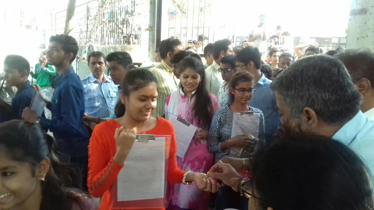 Board students welcomed with music band and roses