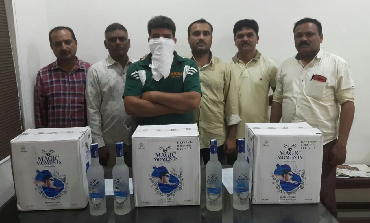 Vadodara SOG team arrested an associate of Mukesh Harjani gang with IMFL