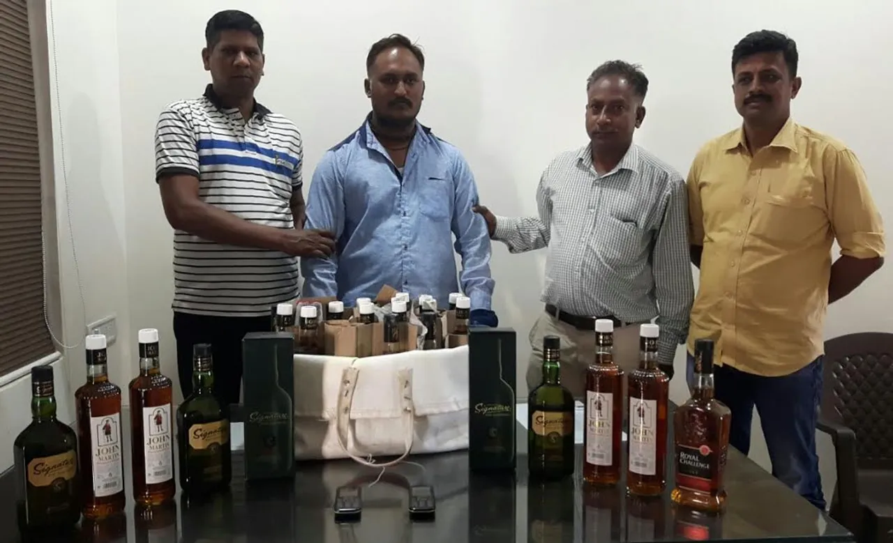 Vadodara SOG team caught a Tadipaar accused with foreign liquor