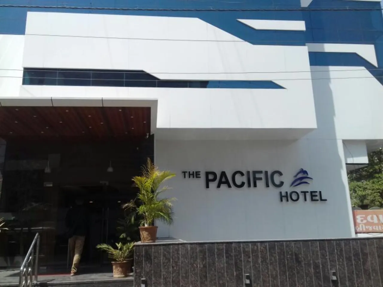 Surat youth commits suicide in Vadodara hotel