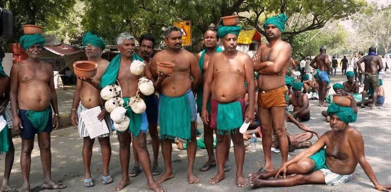 Tamil Nadu farmers protest with human skull