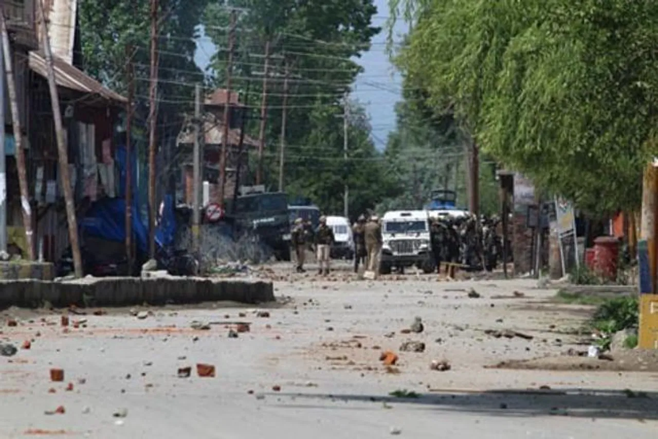 Ten students injured in Kashmir clashes