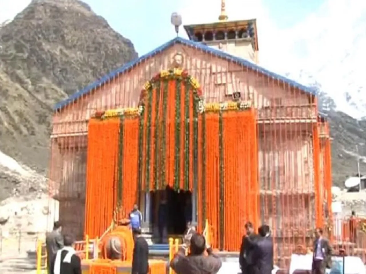 Modi offers prayers at Kedarnath temple