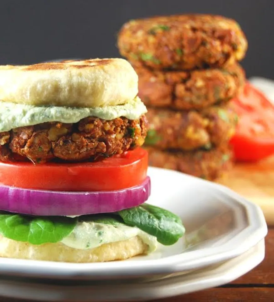 Vegan tandoori naan burger with corainder raita