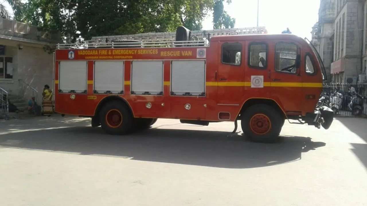 Tea boy trapped in lift in Vadodara