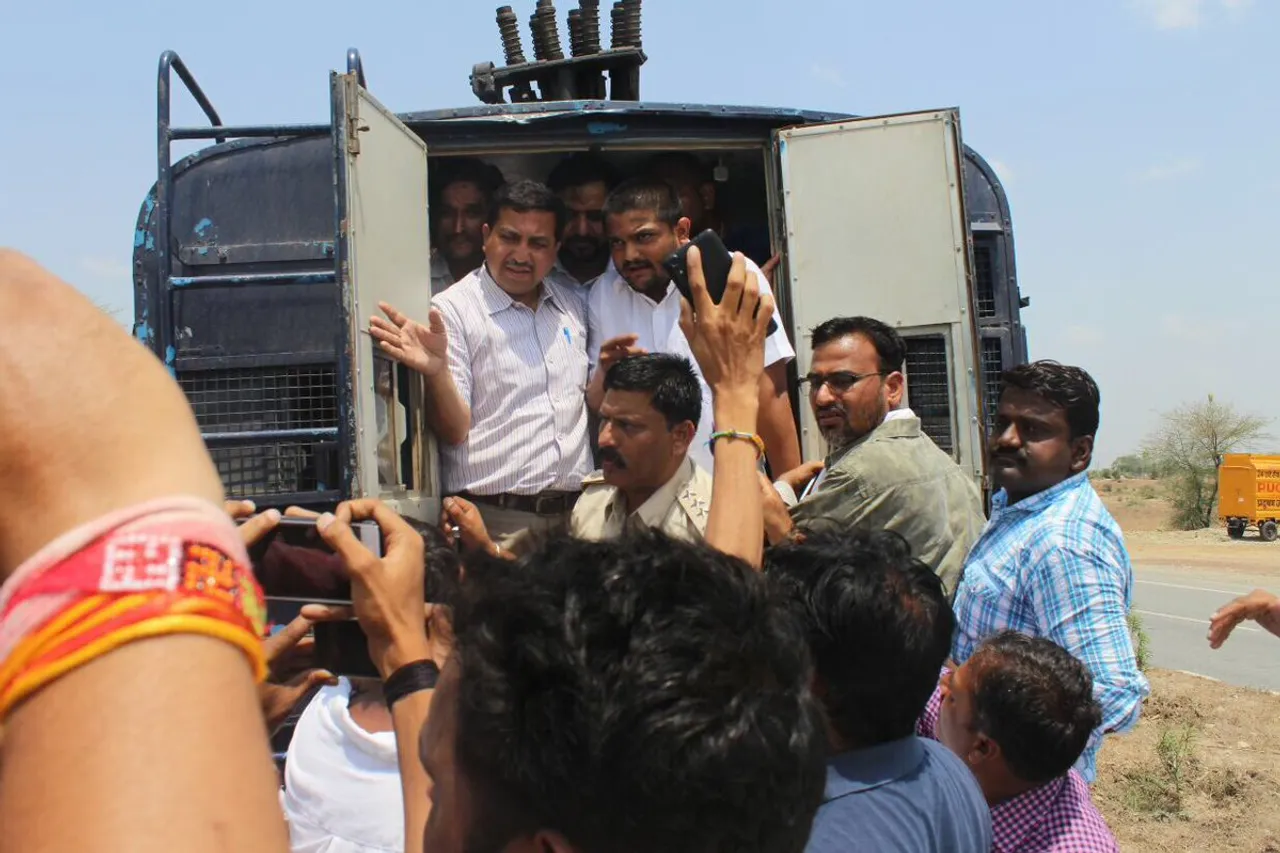Hardik Patel arrested on his way to Mandsaur