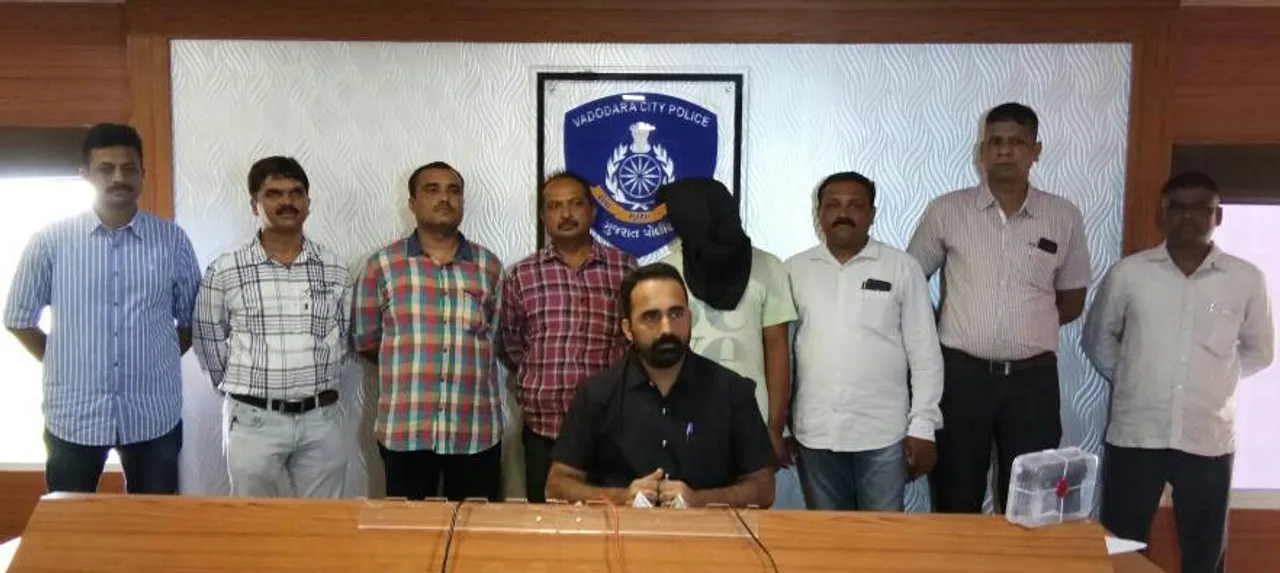 Vadodara SOG arrested one with Mouzer