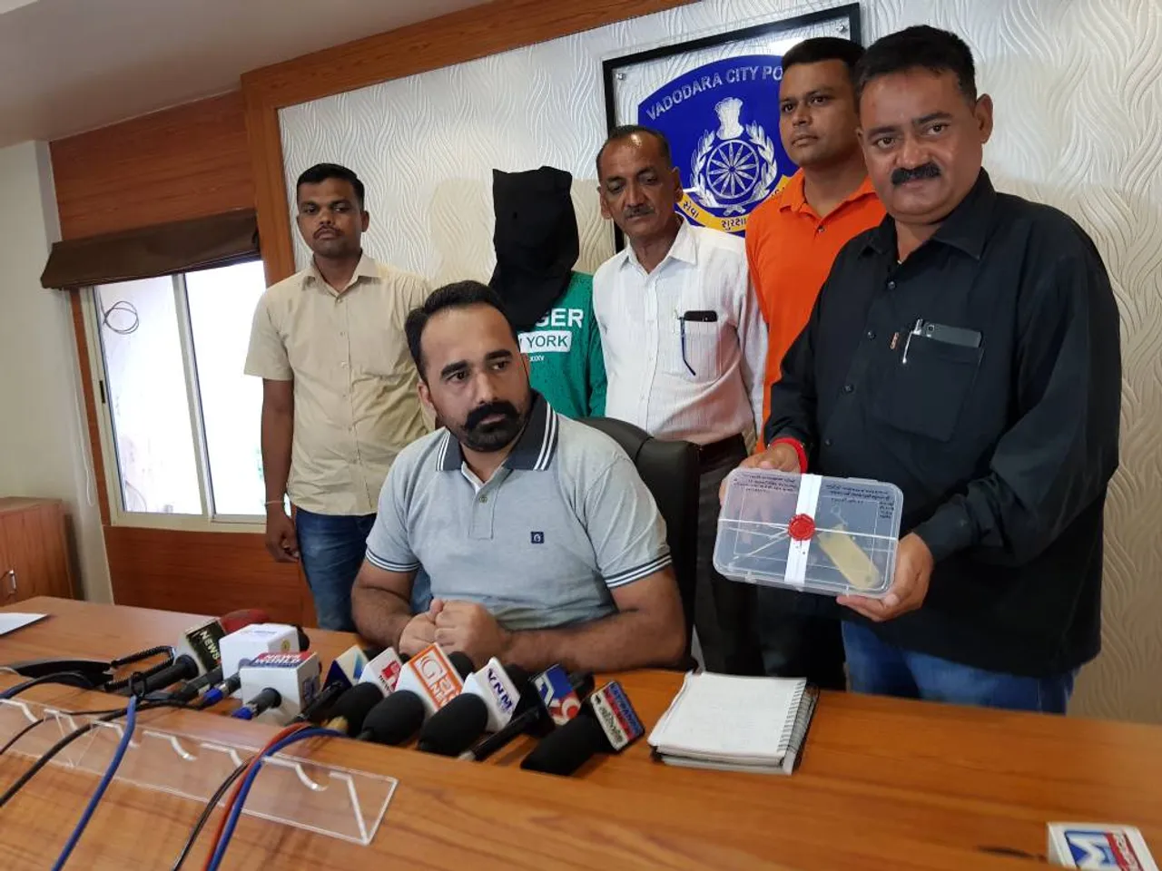SOG arrested one with Mouzer in Vadodara
