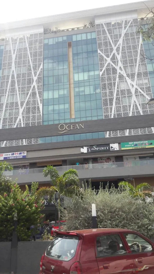 Youth committed suicide at Vadodara, jumps from 7th floor
