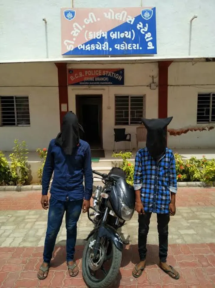 Vadodara crime branch arrested two for purse snatching from women