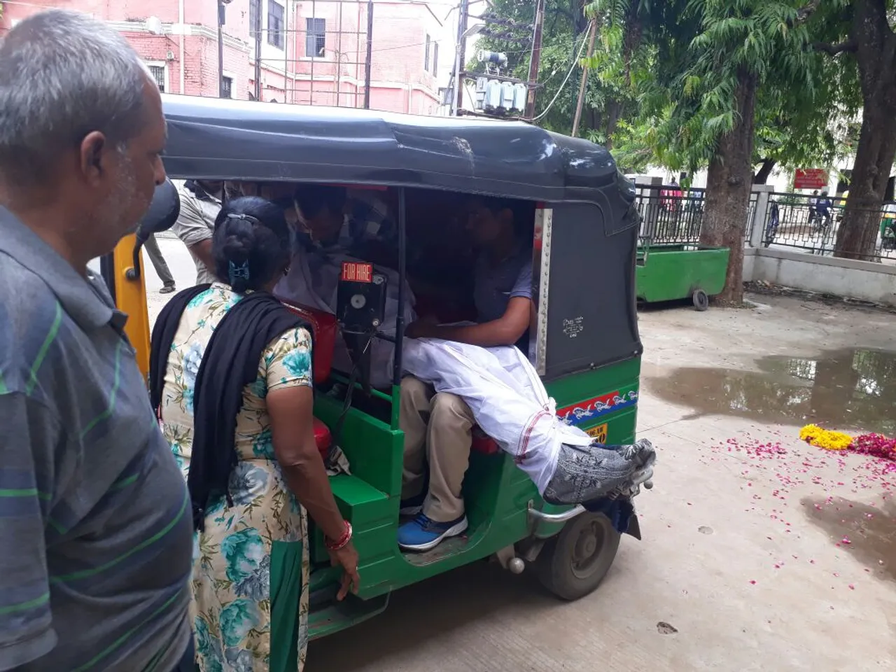 Family forced to take dead body in rickshaw after ambulance strike in SSG