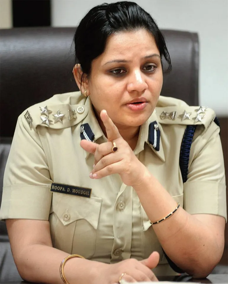 DIG Roopa transferred, disclosure on VVIP treatment of Shashikala