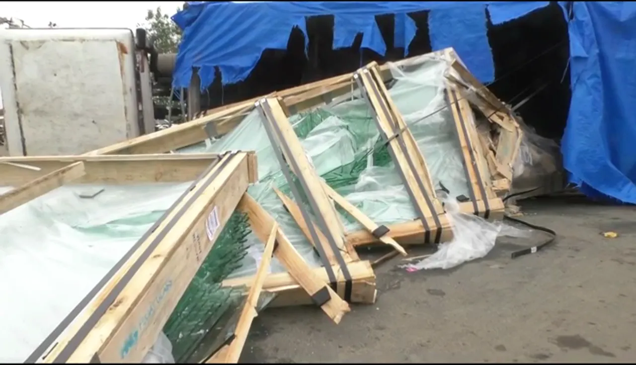 Glass laden container turned turtle in Vadodara