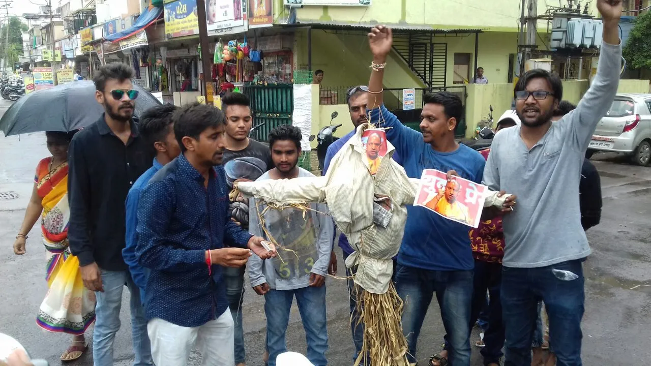Congress members burn effigy of Yogi Adityanath